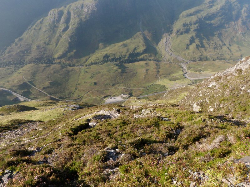P9110872.JPG - Avec sa route A82 en bas et le parking
