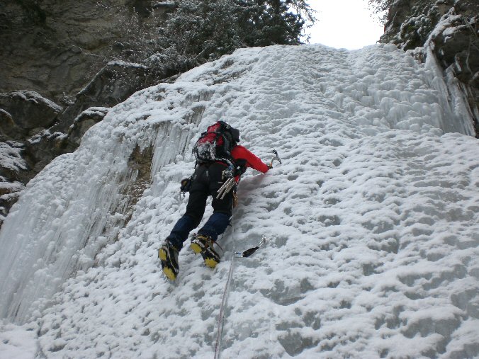 CIMG2361.jpg - Bibi se lance en tte dans la cascade de la Norma