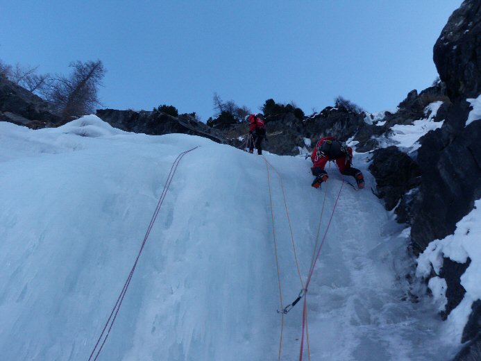 P1170135.JPG - Lio arrive en rappel