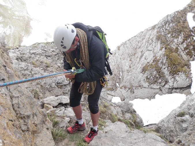 P6080221.jpg - Une fois le rappel rcupr, il descend  l'avant dernier relais