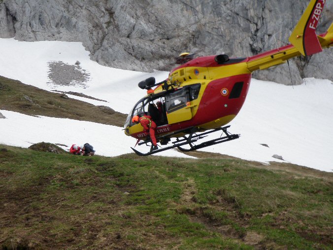 P6080232.jpg - L'EC 145 pose les secouristes