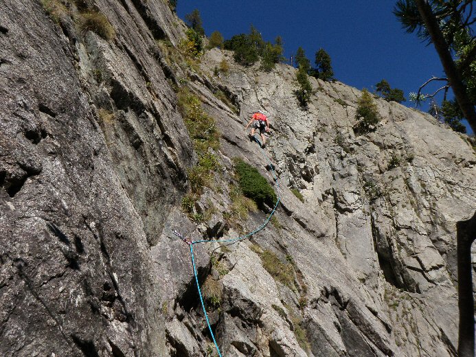 PA040235.JPG - Chris part dans L11 sur le pilier (5c)