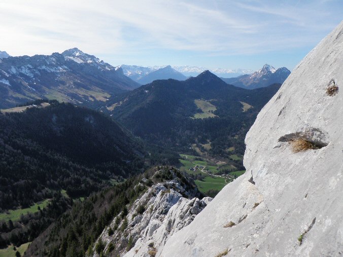 P4070010.jpg - Le Mont Colombier juste  droite et le Trlod  gauche